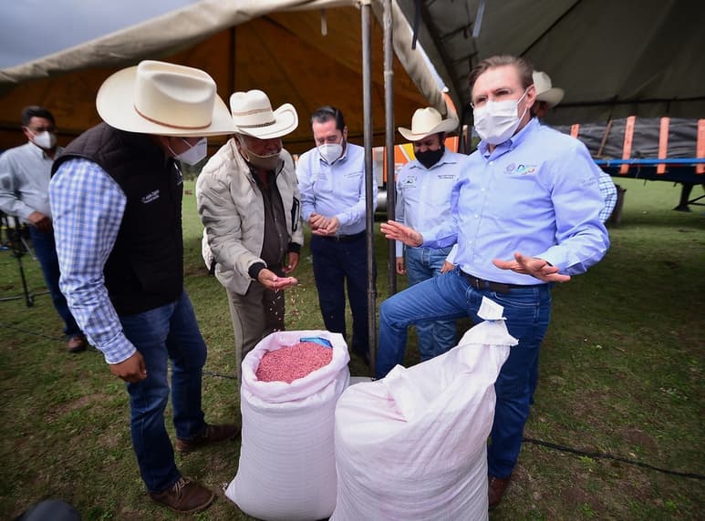 El gobernador Aispuro Torres entregó a más de 350 productores agropecuarios los primeros bultos de semilla de avena forrajera. (CORTESÍA)