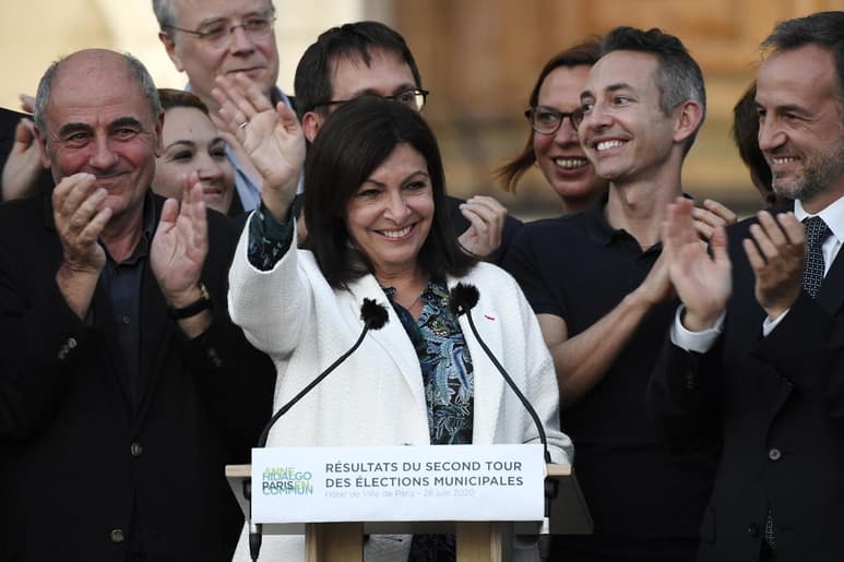 Hidalgo se apoyó en un programa muy social y ecológico, no ocultó su apuesta por la bicicleta, la peatonalización y el combate a los pisos turísticos, además de un toque feminista. (EFE)