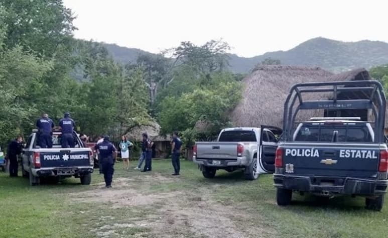 Lugareños que conocen el comportamiento del río colocaron redes para tratar de rescatar a las personas.