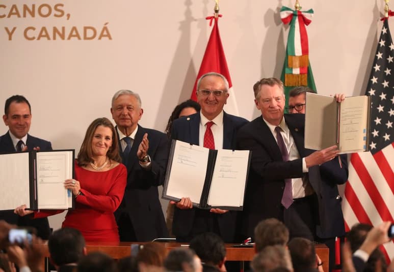 Andrés Manuel López Obrador destacó su estrategia económica de apoyar directamente a la gente en lugar de las empresas. (EFE)