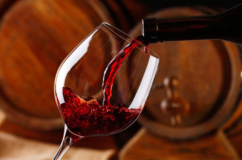 CONSEJO. Se recomienda tomar una copa de vino tinto por la noche. (ESPECIAL)
