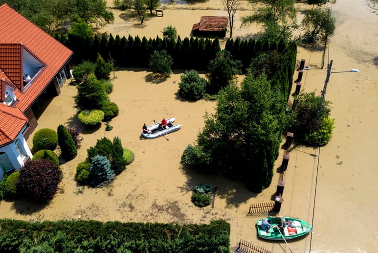 La lluvia ha convertido en un verdadero río un poblado en Polonia, señalan los reportes de redes. (ARCHIVO)