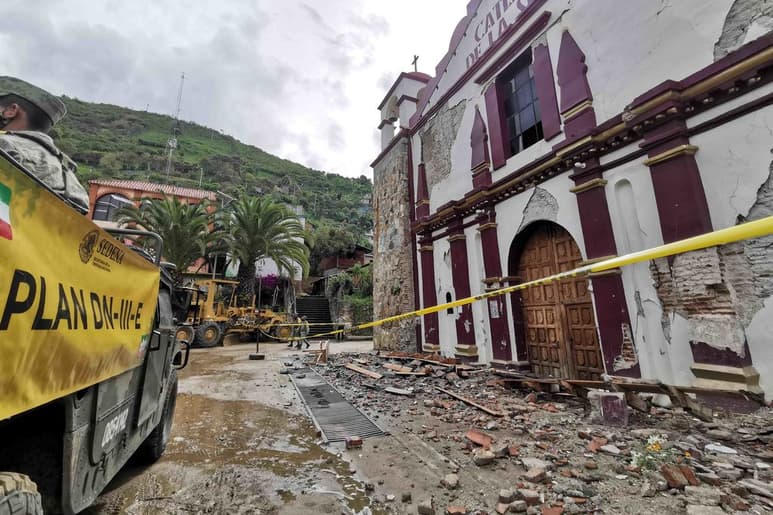 Elementos de la Sedena aplican el Plan DNIII en San Juan Ozolotepec, en la sierra sur de Oaxaca.
