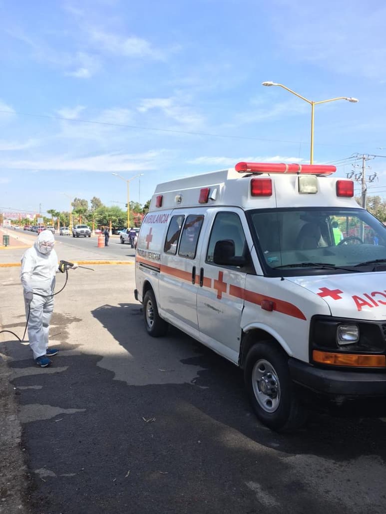 Trabajadores de Salud Municipal sanitizaron las ambulancias de hospitales y Cruz Roja. (EL SIGLO DE TORREÓN)