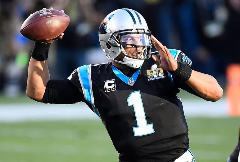 El mariscal de campo Cam Newton firmó por un año, y podría obtener hasta 7.5 millones de dólares. (ARCHIVO)