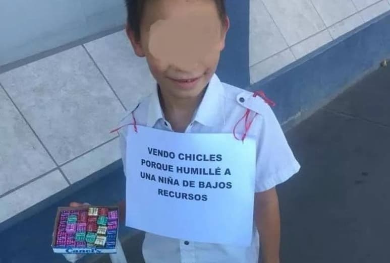 La publicación que muestra al niño vendiendo chicles ha sido compartida más de mil veces en Facebook (CAPTURA)