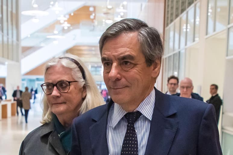 Fillon, de 66 años, fue sentenciado a cinco años de prisión, tres de los cuales fueron suspendidos, y le fue impuesta una multa de 375,000 euros (más de 423,000 dólares). (ARCHIVO)