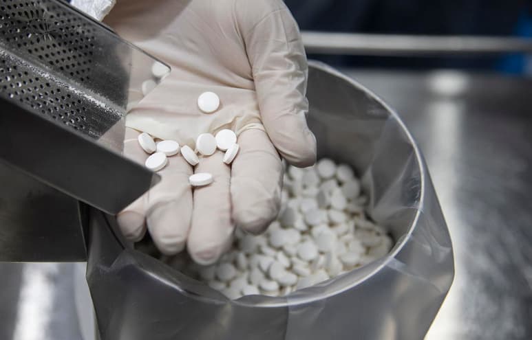 El medicamento que acorta el tiempo de recuperación de enfermos de COVID-19 costará 2,340 dólares por tratamiento para personas con seguro médico en Estados Unidos y otros países desarrollados. (ARCHIVO)
