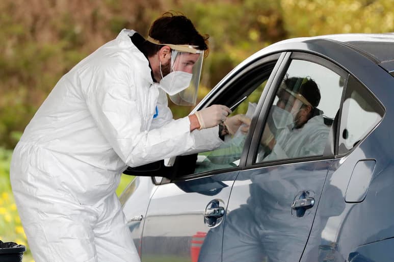 Dos compañías tecnológicas finlandesas han desarrollado un nuevo tipo de test rápido similar a un alcoholímetro que aseguran permitirá detectar el coronavirus en el aire exhalado en apenas dos minutos y a un coste de unos dos euros. (ARCHIVO)