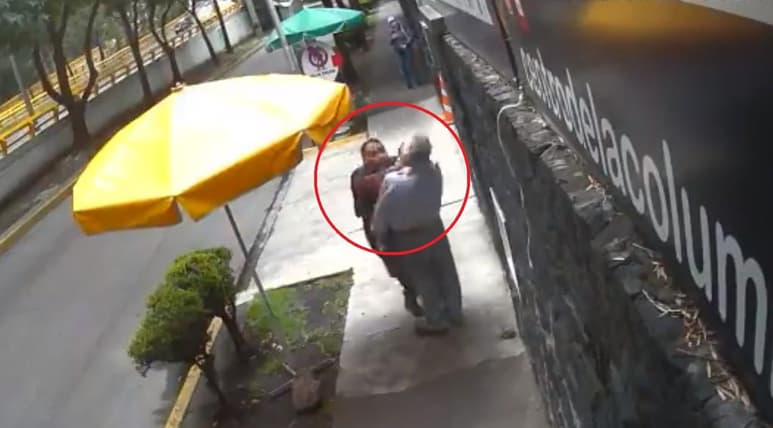 En redes sociales, usuarios han apodado al agresor como 'Lord Banqueta' (CAPTURA)