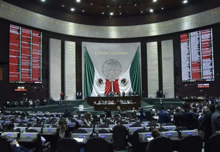 Morena, de acuerdo con la oposición, buscaba incluir, además de las leyes del T-MEC, la desaparición de fideicomisos y la reforma a la Ley de Presupuesto y Responsabilidad Hacendaria, enviada por el Ejecutivo el 23 de abril pasado a San Lázaro, la cual plantea autorizar a la Secretaría de Hacienda reorientar, en caso de una emergencia económica, los recursos asignados en el presupuesto de egresos sin el aval de los diputados. (ARCHIVO)