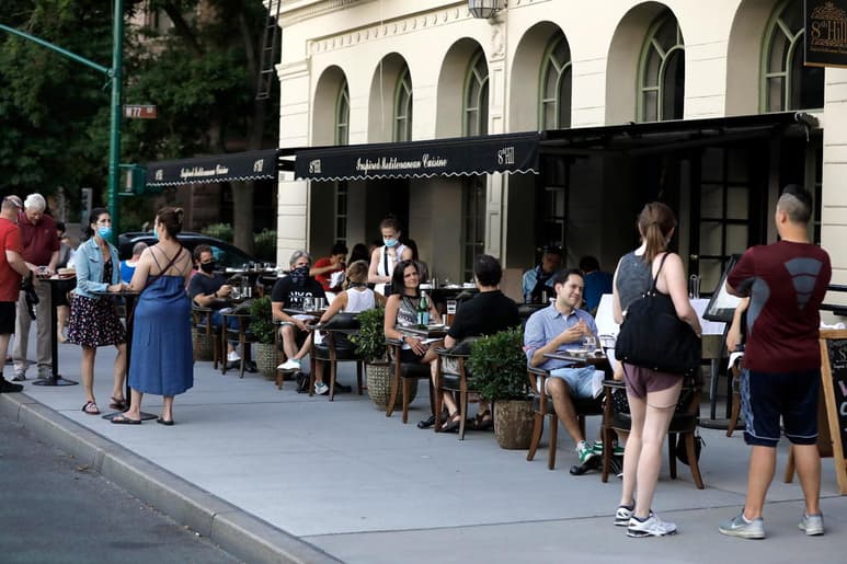 El alcalde de Nueva York, Bill de Blasio, y el gobernador del estado, Andrew Cuomo, avanzaron este lunes que están planteándose retrasar la reapertura del interior de los restaurantes de la ciudad por lo 'problemático' que podría ser este aspecto de cara a posibles rebrotes de la COVID-19. (ARCHIVO) 