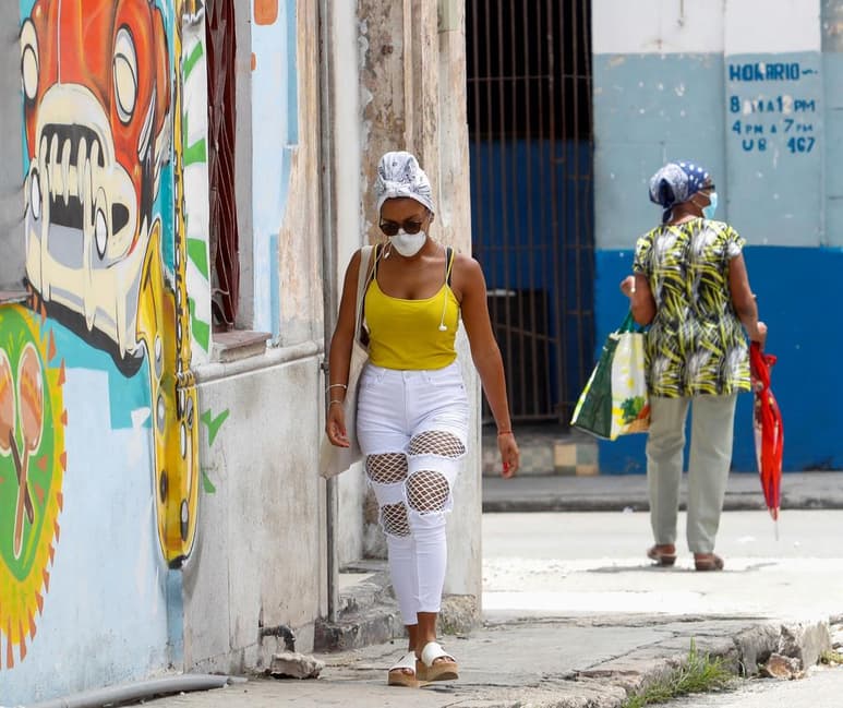 Cuba sumó este lunes ocho casos positivos de la COVID-19, todos en La Habana y la mayoría procedentes de un nuevo foco de trasmisión, en una jornada en la que no se registró ningún fallecido. (ARCHIVO)