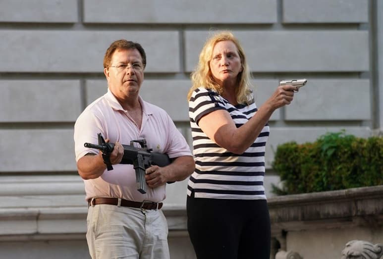 Mark McCloskey, de 63 años, dijo a una televisora que él y su esposa Patricia, ambos abogados especializados en casos de lesiones personales, se vieron ante una “turba enardecida” en su calle de acceso privado y temieron por sus vidas el domingo por la noche. (AP) 