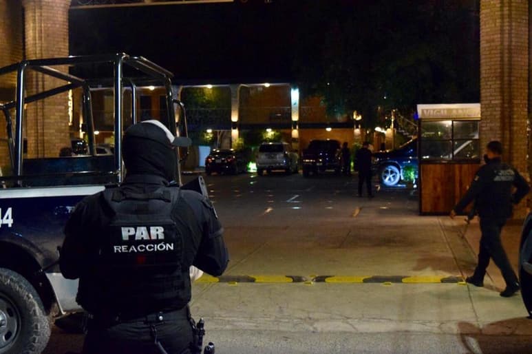 En dicho operativo, los elementos de las diversas corporaciones realizaron una revisión del lugar y cada una de las habitaciones ocupadas en ese momento, donde solicitaron a los huéspedes identificarse. (EL SIGLO COAHUILA)