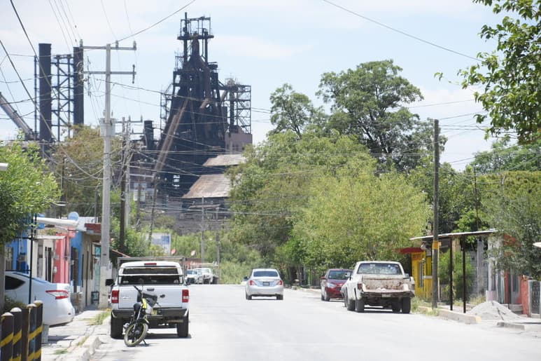Obreros de la Siderúrgica Dos de Altos Hornos de México (AHMSA) con más de 60 años o diabéticos e hipertenso, continúan esperando que la empresa les permita regresar a trabajar. (EL SIGLO COAHUILA)