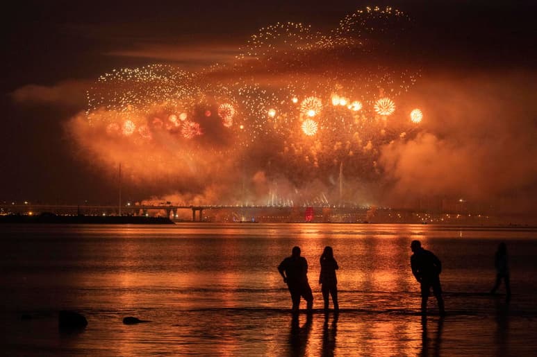 TRADICIÓN. La fiesta de Scarlet Sails marca el fin del ciclo escolar en esta ciudad rusa desde 1968. (EFE)
