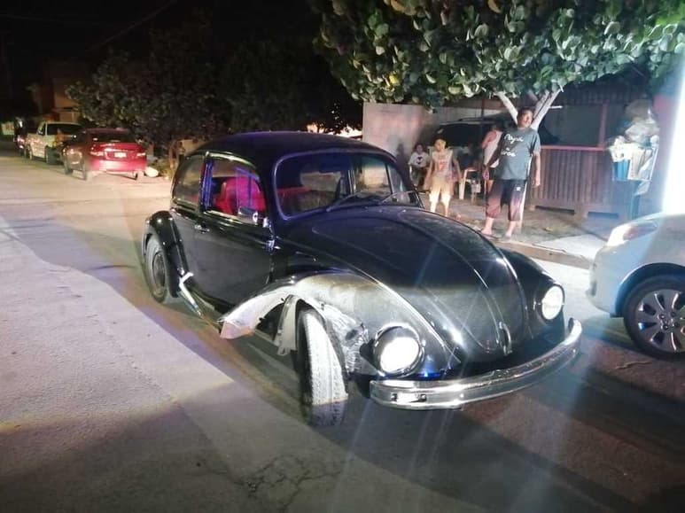 Ebrio al volante se impacta de madrugada contra un vehículo estacionado; el joven responsable fue detenido.