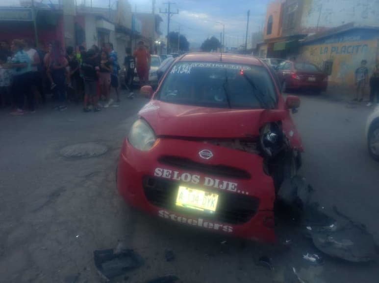 El taxi Nissan March donde viajaba la familia terminó con daños materiales de consideración tras el accidente vial.
