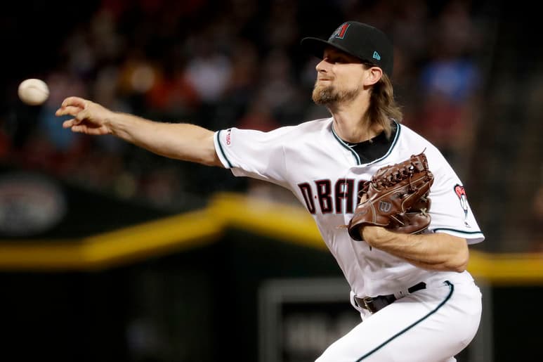 Mike Leake, lanzador de los Diamondbacks, fue uno de los primeros en desistir de jugar. (ARCHIVO)