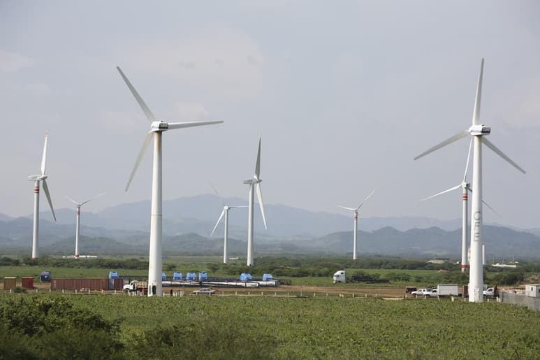 Este acuerdo impide el ingreso de energías renovables al país, razón por la que la Cofece llevó el asunto a la Corte para determinar si contraviene o no la Constitución federal. (ARCHIVO)