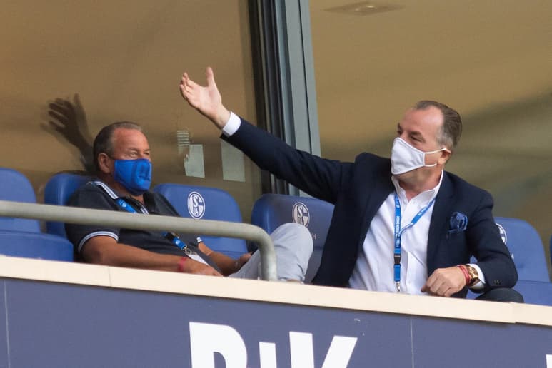 Clemens Tönnies, renunció este martes a todos sus cargos en el club en medio de la presión de grupos de seguidores. (ARCHIVO)