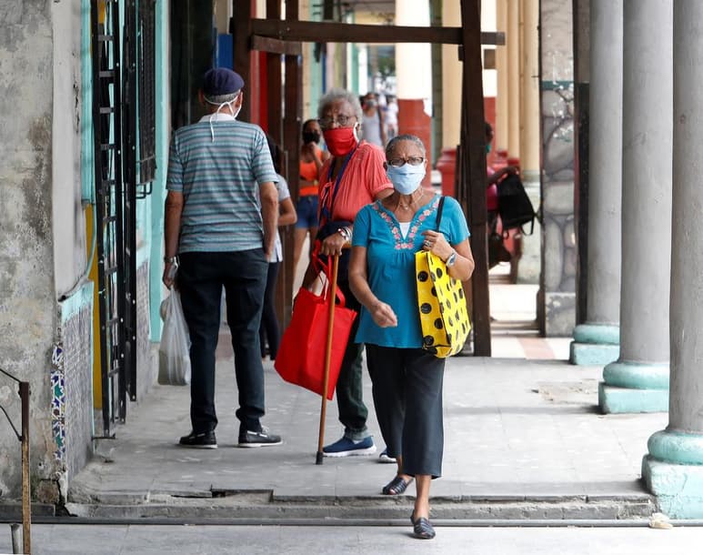 Cuba registró este martes un solo caso nuevo de la COVID-19, otra vez en La Habana, la única región del país donde se mantienen las restricciones impuestas hace más de tres meses para detener la propagación del virus. (ARCHIVO)