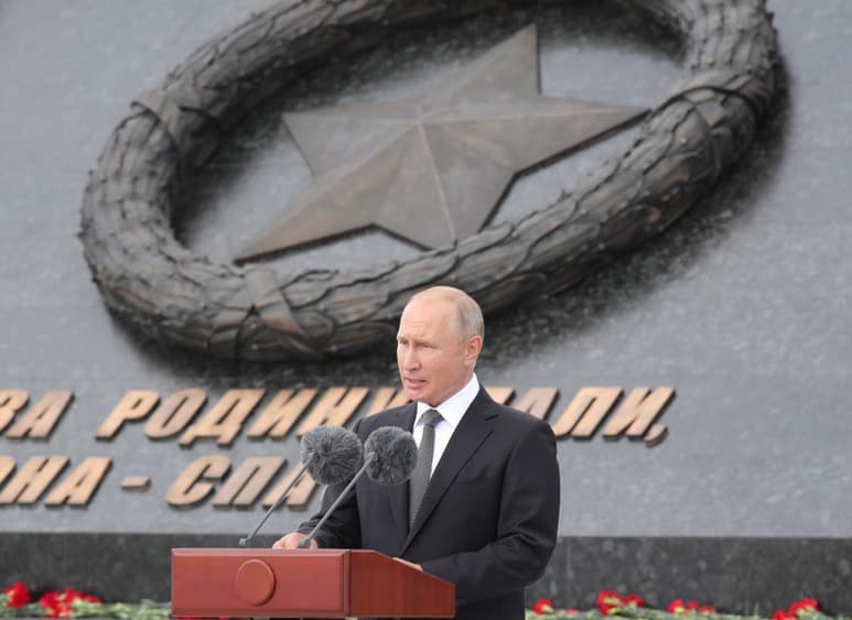 El presidente ruso, Vladímir Putin, apeló hoy al patriotismo de los rusos y les llamó a votar en masa por su permanencia en el Kremlin después de 2024, ante el rechazo de la oposición. (EFE)