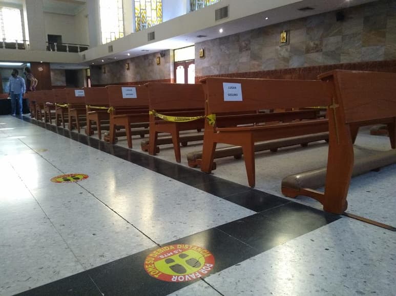 Al interior de los templos se deberá mantener la sana distancia entre los fieles católicos, la comunión se dará en la mano y no pasará la canasta para la ofrenda pues ésta se ofrecerá al final de las misas que se realizarán en horarios más espaciados.
(EL SIGLO DE TORREÓN)