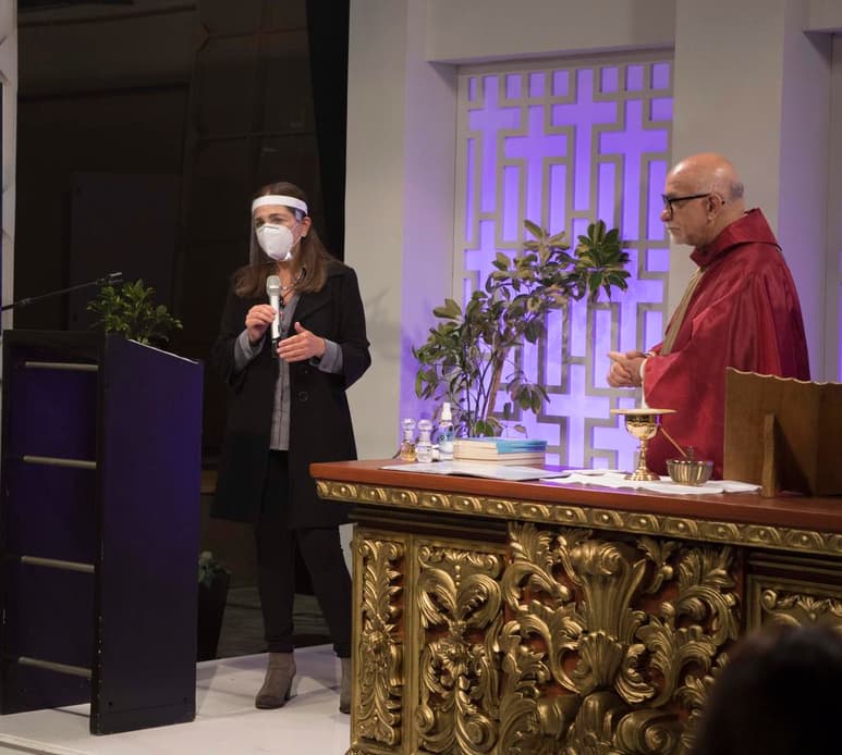 La ceremonia religiosa, oficiada por el sacerdote José de Jesús Aguilar, se efectuó aplicando estrictamente los protocolos de prevención y sanidad establecidos por Televisa para sus producciones. (CORTESÍA)