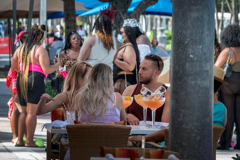 La brecha entre Miami-Dade y el resto de Florida por la prevalencia de la COVID-19 sigue creciendo y este martes el condado sureño se anotó casi 1,600 nuevos casos. (ARCHIVO)