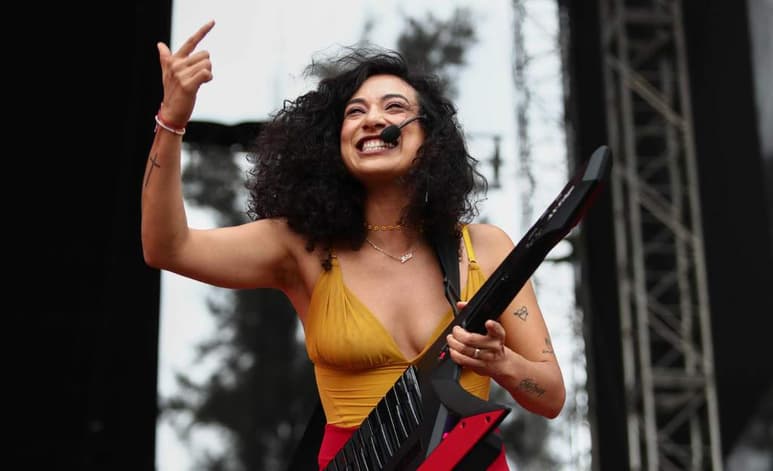 La cantante mexicana Flor Amargo está siendo una figura inspiradora para muchos e impactante para otros durante esta cuarentena, al ocupar las calles vacías cantando en el techo de una furgoneta, una motivación que surge, dijo a Efe, de las veces que le han dicho que no. (ARCHIVO) 