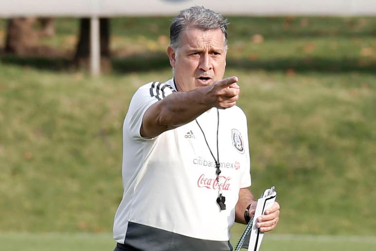 Hoy, Gerardo Martino defiende la causa de la Selección Mexicana, pero en su mente hay recuerdos que todavía le causan pena, como el 'borrar' al paraguayo Osvaldo Martínez de la lista definitiva para el Mundial de Sudáfrica 2010. (ARCHIVO)