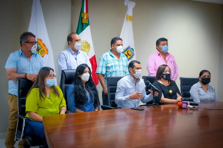 Los alcaldes y alcaldesas de los 10 municipios que conforman el subcomite de salud en la región norte de Coahuila, acordaron aplicar multas de 200 pesos por persona, a quien no cumpla con la obligatoriedad de portar cubrebocas; además de señalar que los domingos los bares de los restaurantes deberán cerrar a las dos de la tarde. (RENÉ ARELLANO)