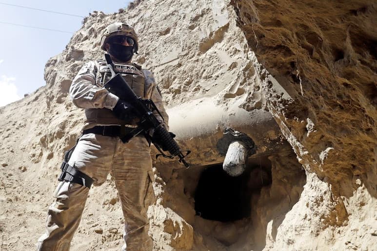 El Ejército mexicano descubrió y aseguró un túnel de unos 180 metros de largo que era utilizado en el robo de hidrocarburos en el central estado de Puebla, informaron este martes las autoridades locales. (EFE)
