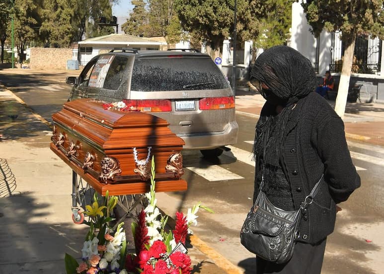 Funerarias en emergencia, hospitales en colapso y cadáveres a la espera de su turno para ser cremados, esa es la situación que vive una región boliviana ante el aumento de muertes y contagios por la COVID-19. (ARCHIVO)