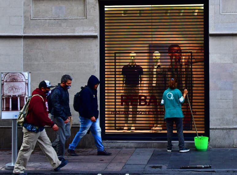 Durante el quinto mes del año se recuperó el empleo en México, pero fue de carácter informal. La población ocupada en este segmento del mercado laboral pasó de 20.7 millones en abril a 22.6 millones en mayo, lo que significó un incremento de 1.9 millones de trabajadores sin prestaciones ni acceso a las instituciones de salud. (EFE)