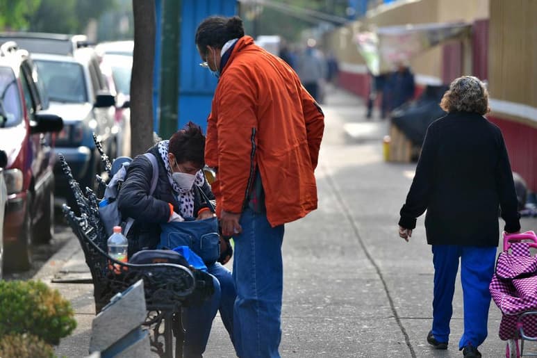 Con un tasa de transmisión 'muy alta' y el semáforo estatal en rojo, la secretaria de Salud de Tamaulipas, Gloria Molina Gamboa, informó que las restricciones del plan emergente contra el COVID-19 para 8 municipios contemplan cerrar los negocios no esenciales, como el comercio en general, puestos fijos y semifijos, así como cerrar sábado y domingo las tiendas de autoservicio, como Oxxos y 7 Eleven. (EL UNIVERSAL)