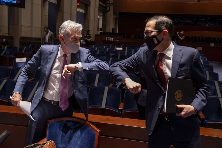 El presidente de la Reserva Federal, Jerome Powell, y el secretario del Tesoro de EUA, Steven Mnuchin, se saludan al iniciar la reunión. (EFE)