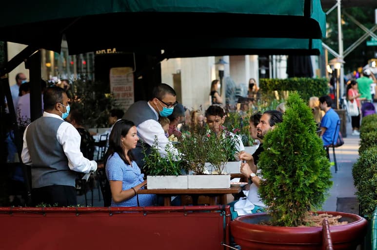 El alcalde de Nueva York, Bill de Blasio, anunció este miércoles que la ciudad pospondrá indefinidamente la apertura del interior de bares y restaurantes ya que, a su juicio, estos lugares están muy relacionados con la propagación del COVID-19. (ARCHIVO)