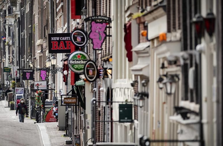 El célebre distrito de la luz roja de Ámsterdam reabrió el miércoles tras la cuarentena por el coronavirus, aunque no del todo. (ARCHIVO)