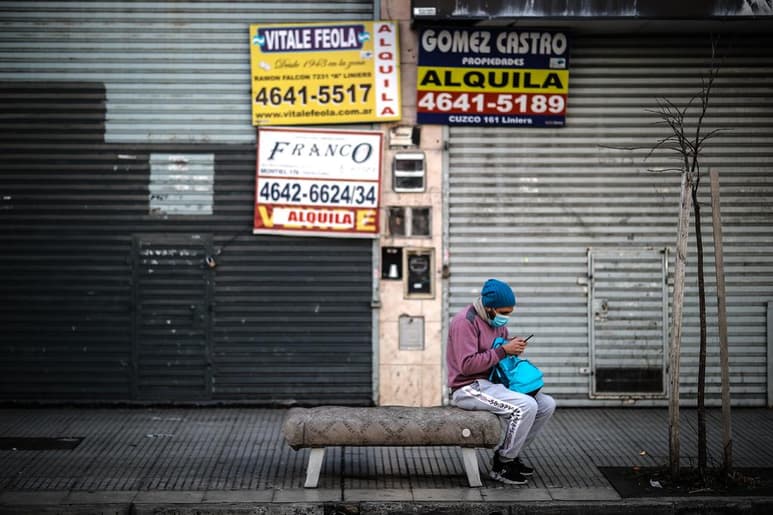 El presidente Alberto Fernández restableció hasta el 17 de julio muchas de las restricciones que había impuesto el 20 de marzo cuando Argentina ingresó formalmente en la cuarentena obligatoria para evitar un colapso sanitario. (EFE)