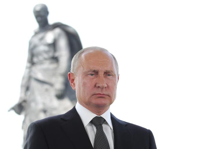 El 75.7 % de los rusos apoyó hoy las enmiendas constitucionales que permitirían al presidente, Vladímir Putin, permanecer en el Kremlin más allá de 2024, cuando expira su actual mandato. (ARCHIVO)
