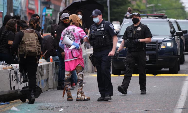 El Ayuntamiento de Seattle (estado de Washington, EUA) procedió este miércoles a desmantelar la bautizada como 'zona autónoma de Capitol Hill', ocupada por manifestantes desde hace semanas y donde no operaba la policía. (ARCHIVO)