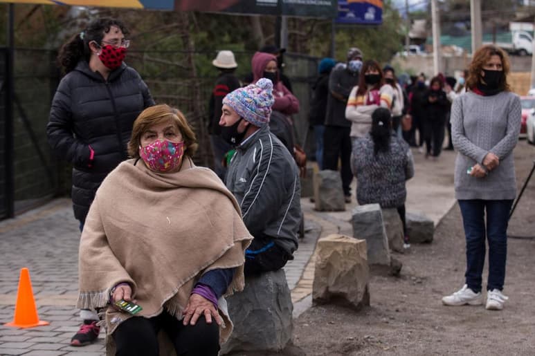 Chile registró una leve baja en la tasa diaria de nuevos casos de COVID-19, pero las autoridades advirtieron que no hay que relajar las medidas sanitarias, incluidas las cuarentenas. (ARCHIVO)