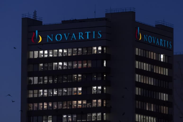 La filial estadounidense de la farmacéutica suiza Novartis acordó pagar 678 millones de dólares a la Justicia de EUA para cerrar un caso en el que estaba acusada de operar 'programas de conferencias falsos' en los que 'sobornaba' a doctores para que prescribieran sus fármacos, según informó este miércoles la Fiscalía del Distrito Sur de Nueva York. (ARCHIVO)