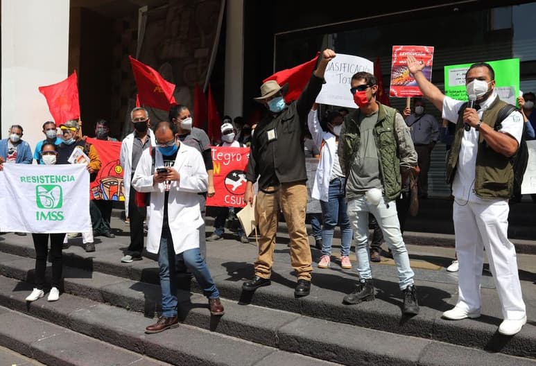 '¡No somos héroes, somos seres humanos!', gritaron poco más de cincuenta trabajadores de la salud de la SSa, IMSS, ISSSTE y servicios estatales de salud frente a las oficinas centrales del Seguro Social, con esas palabras exigieron equipo de protección personal para atender a pacientes con COVID-19. (EFE)