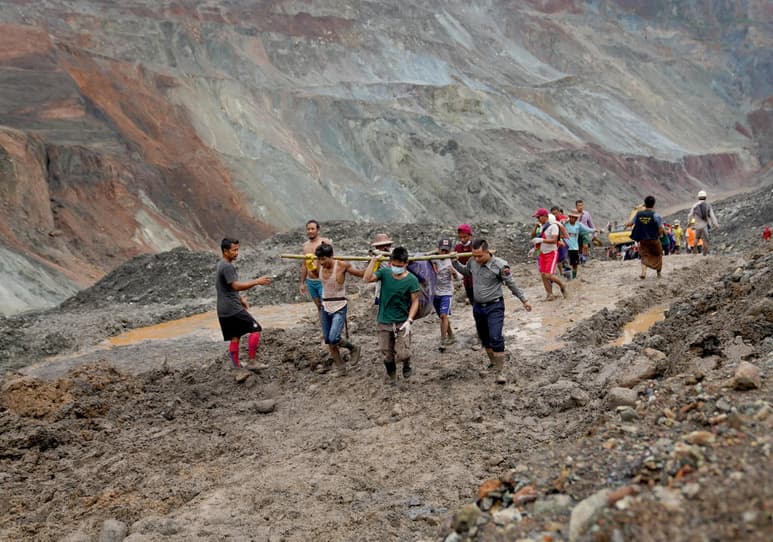 La tragedia tuvo lugar en torno a las 08:00 hora local (01:30 GMT) cuando, en medio de una lluvia torrencial, una avalancha sepultó a un grupo de mineros, informó el Departamento de Bomberos birmano en su página de Facebook.
(EFE)