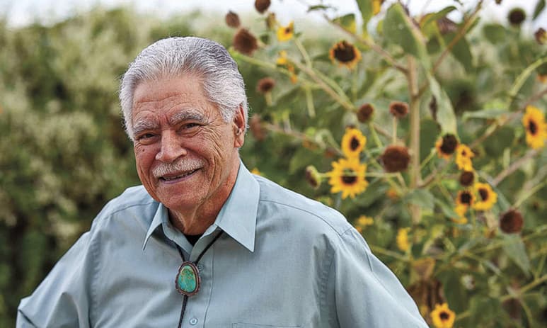 Rudolfo Anaya, un autor que ayudó a iniciar el movimiento de literatura chicana en la década de 1970 con su novela “Bless Me, Ultima” (“Bendíceme Última”), que inspiró a toda una generación de autores latinos, falleció a los 82 años. (ESPECIAL)
