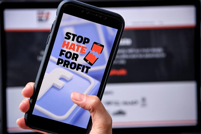 La decisión de Verizon se sumarse a un boicot creciente contra Facebook y Twitter apunta a golpear a los dos gigantes de las redes sociales donde más les duele: los ingresos por publicidad. (ARCHIVO)
